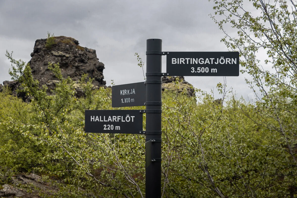 Panneaux de sentiers de Dimmuborgir en Islande