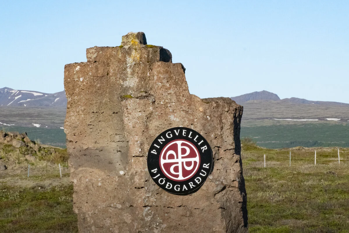 pierre avec l'emblème de Thingvellir posé dessus