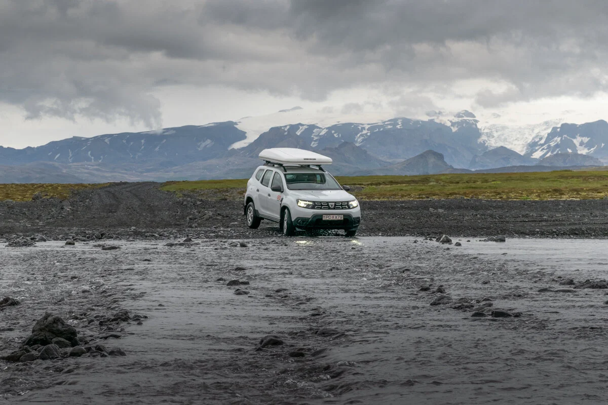 un 4x4 blanc qui traverse un gué