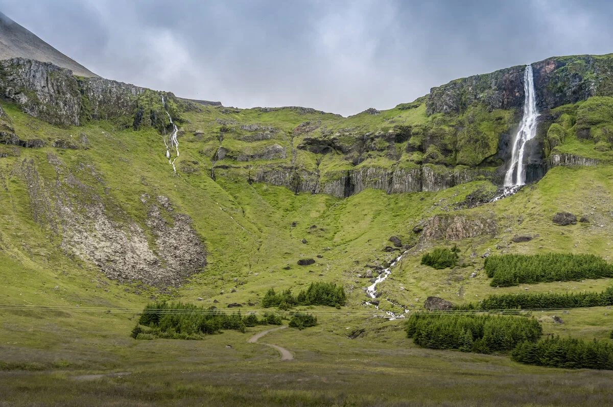 cascade dans une vallée verdoyante