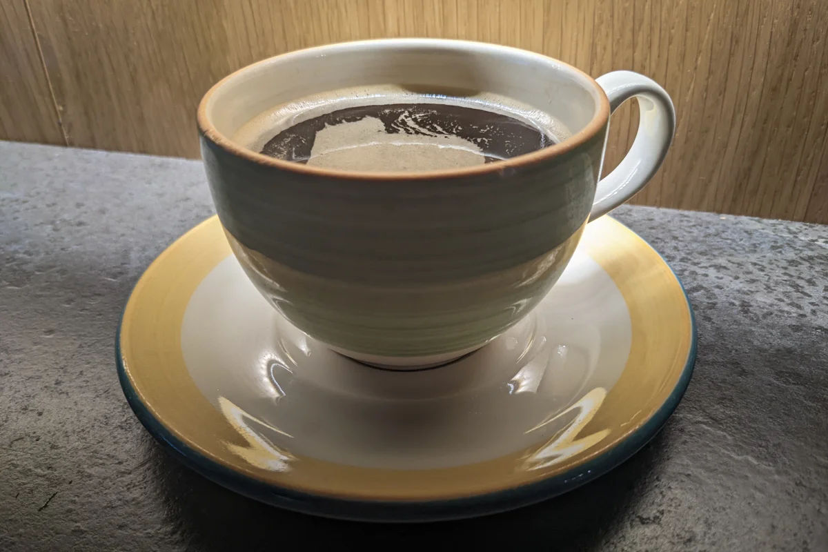 une tasse de café sur sa soucoupe