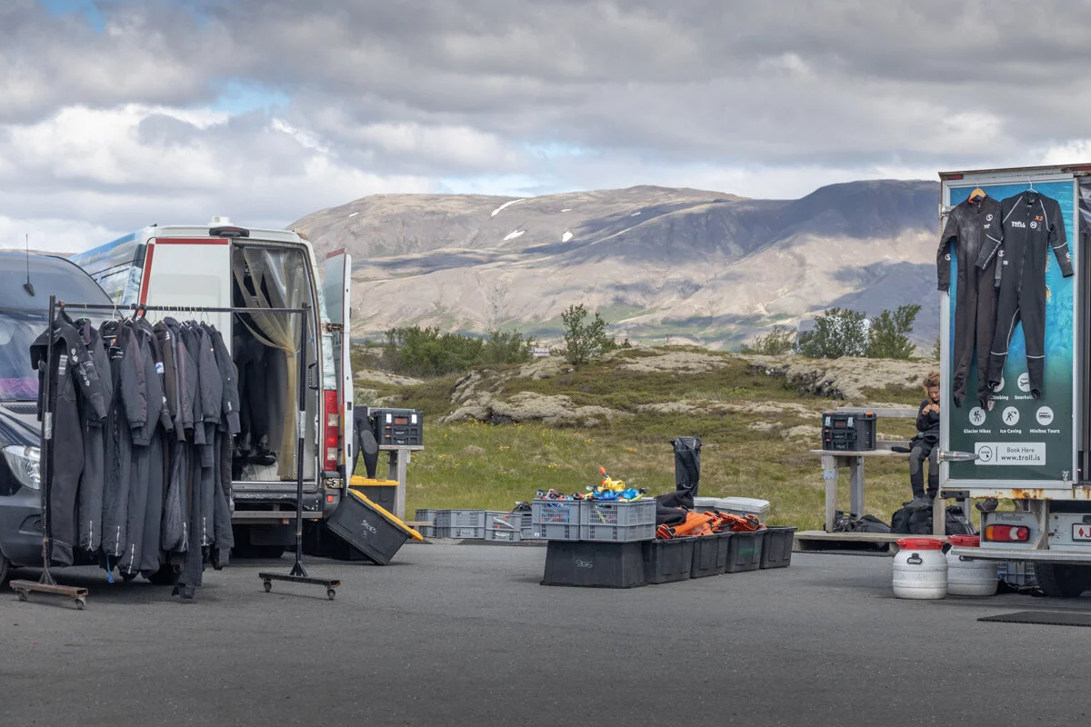 camionnettes garées avec des tenues étendues pour sécher