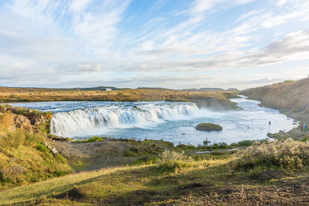 cascade d'eau se jetant dans une rivière