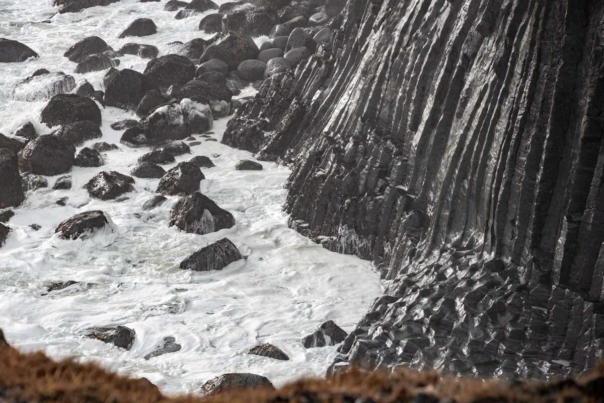 colonnes de basalte hexagonales au bord de l'océan
