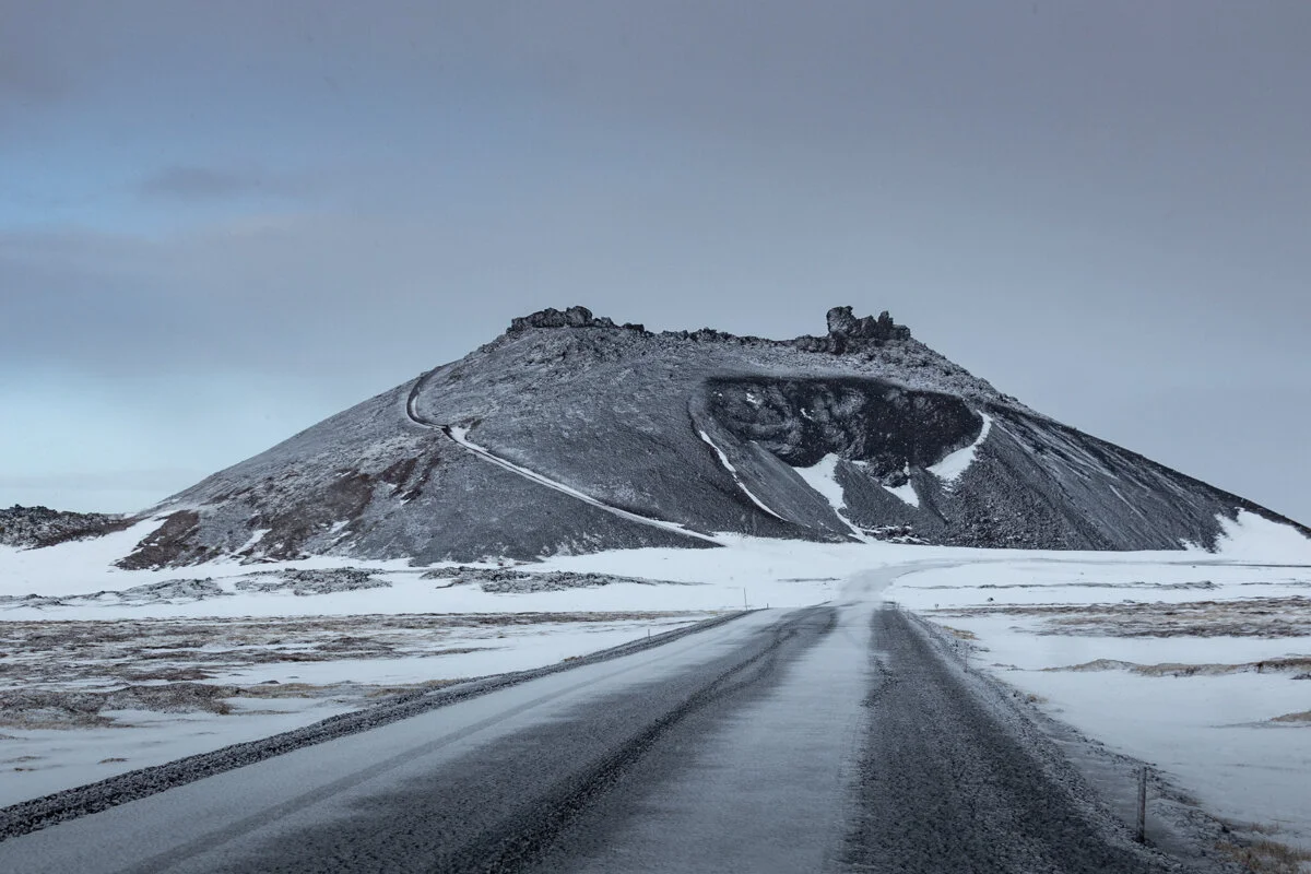 une route menant vers un volcan enneigé