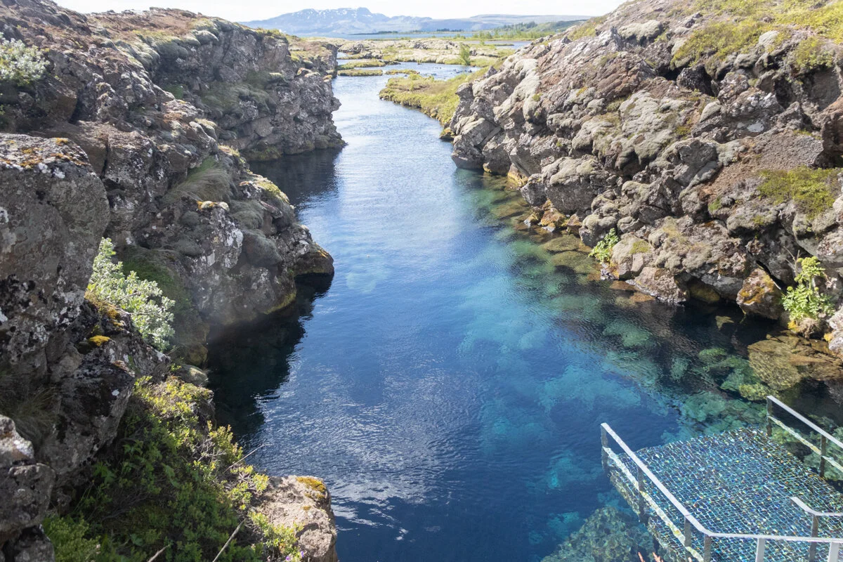 bras d'eau bleu turquoise dans la faille de Silfra, bordée de roches
