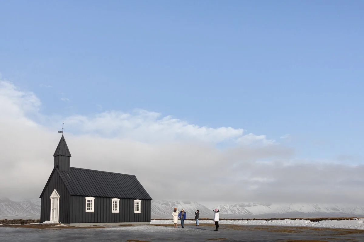 une petite église noire isolée