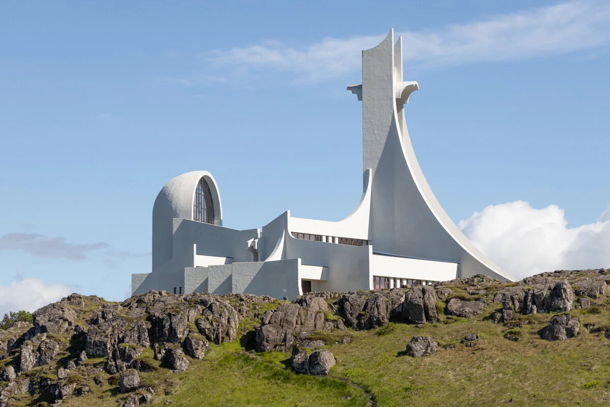 une église blanche avec une grande croix