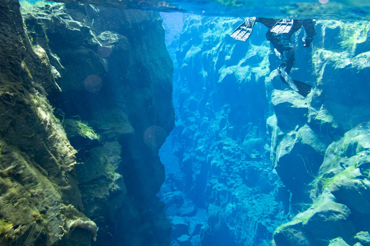 une fissure géologique sous-marine entre deux plaques rocheuses