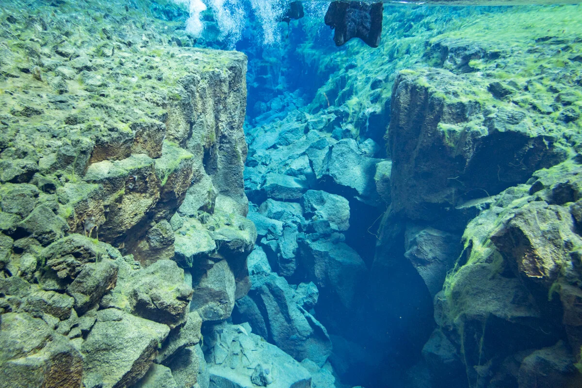 fissure géologique sous-marine entre deux plaques tectoniques