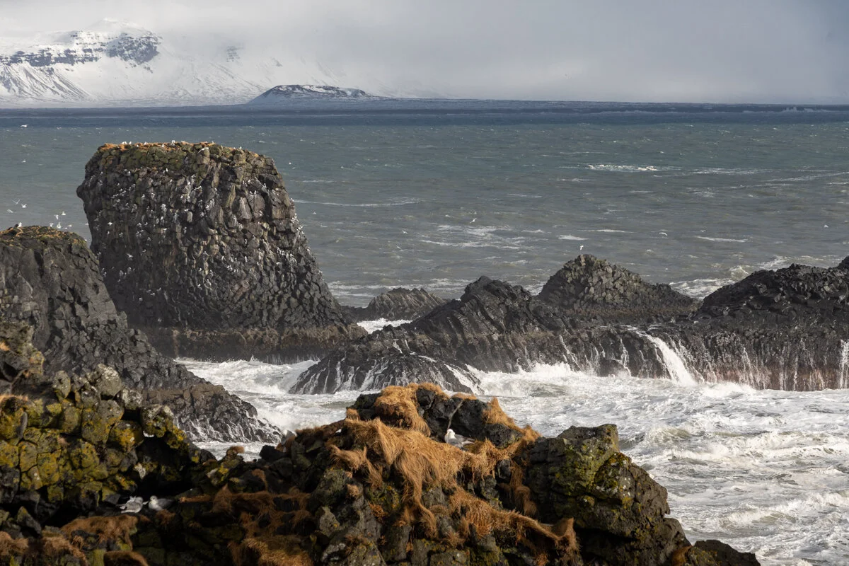 rochers émergeant de la mer avec vagues déferlantes