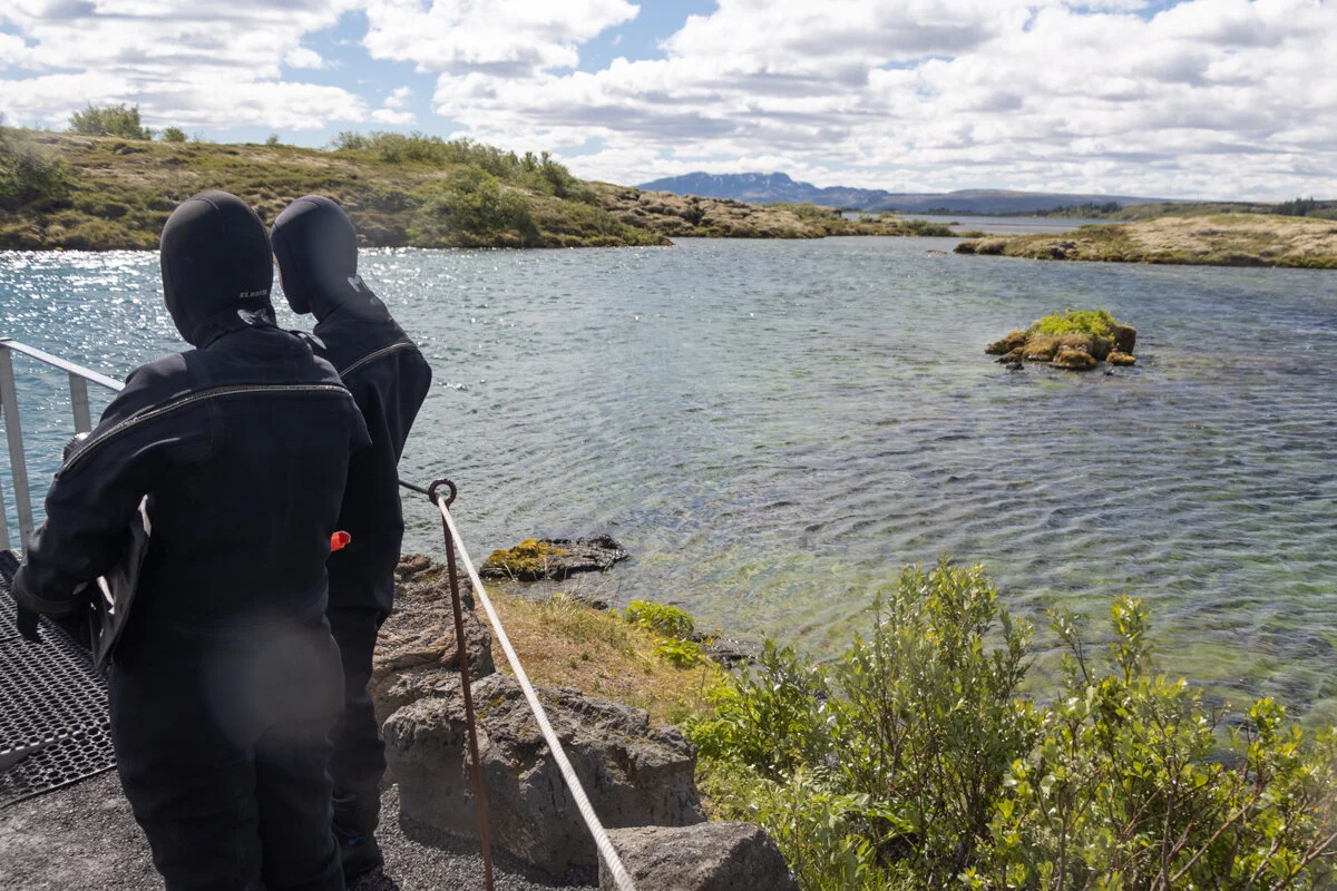 personne en combinaison de plongée devant un lac