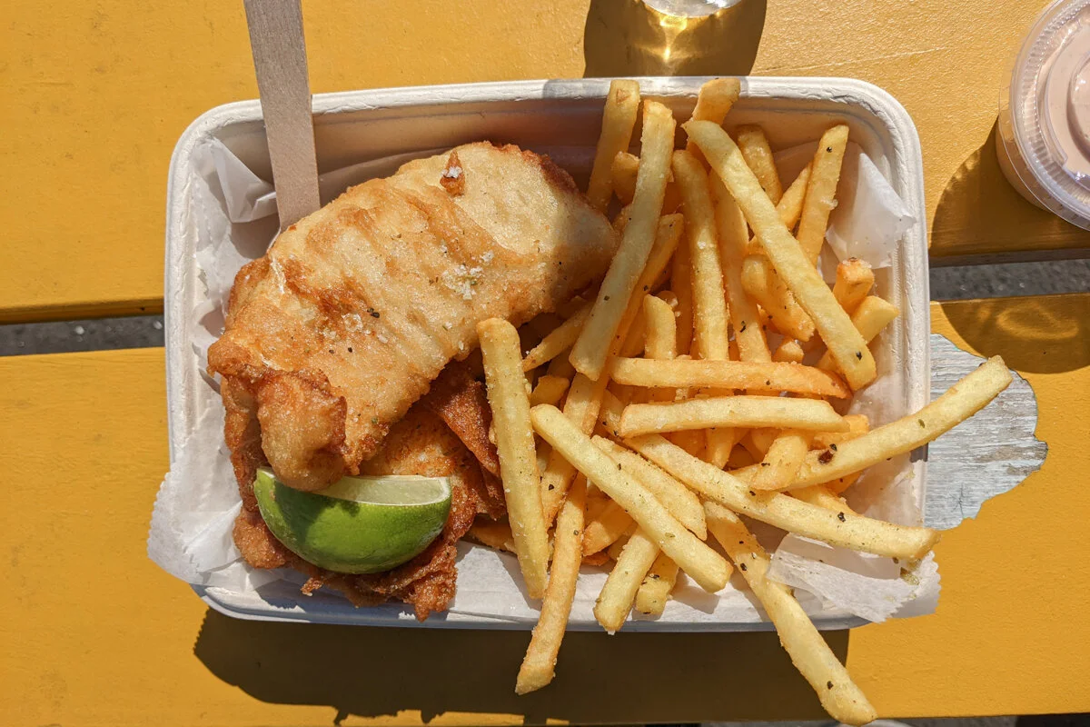 un fish and chips dans une barquette posée sur une table