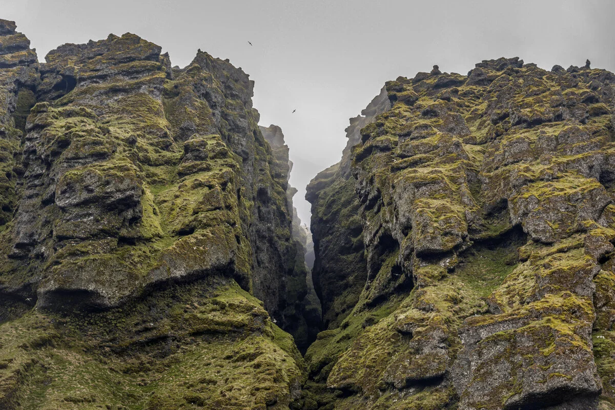 deux formations rocheuses couvertes de mousse verte