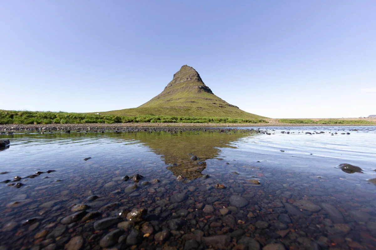 montagne conique de Kirkjufell se reflétant dans l'eau