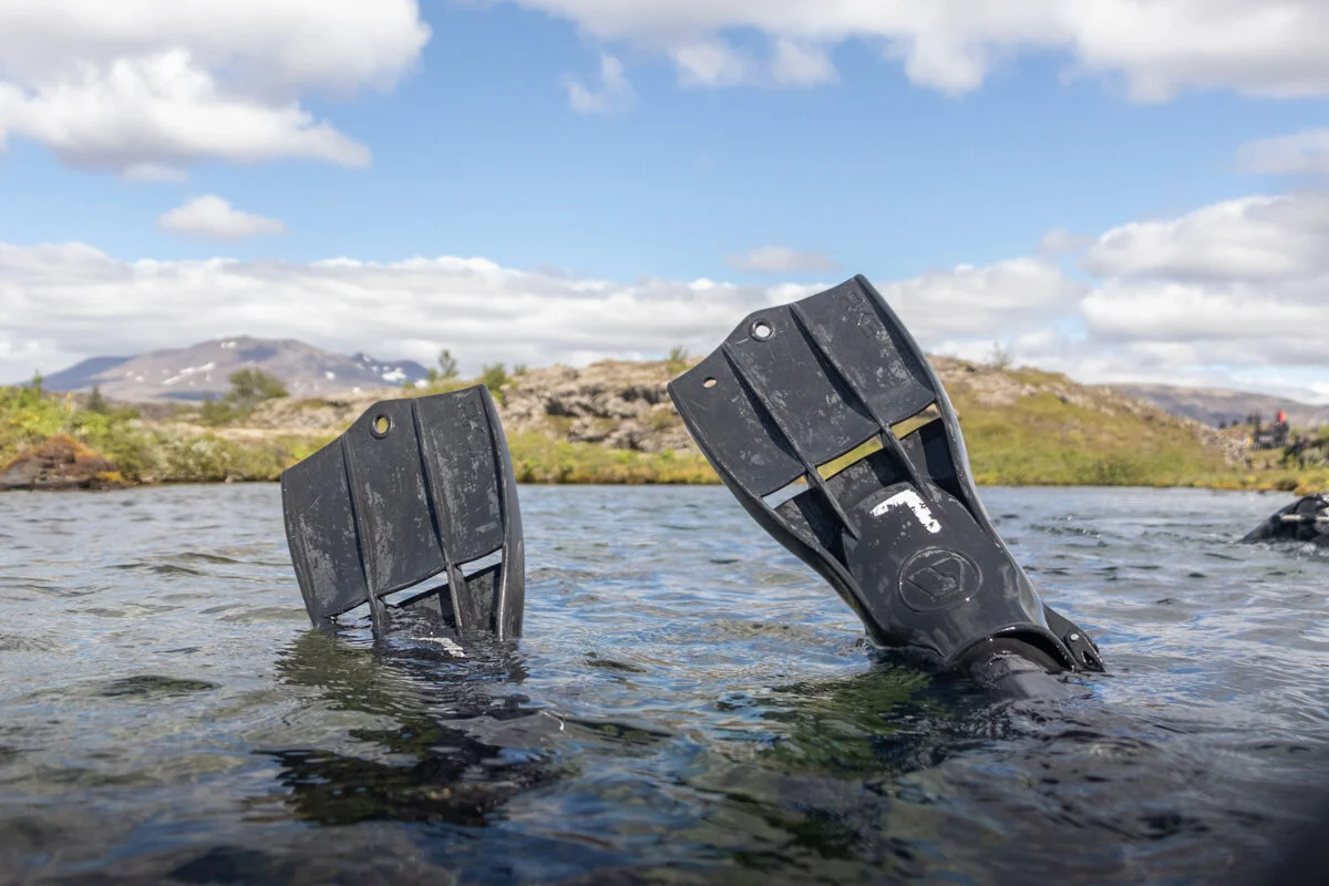 deux palmes de plongée hors de l'eau d'un plongeur qui est sous l'eau