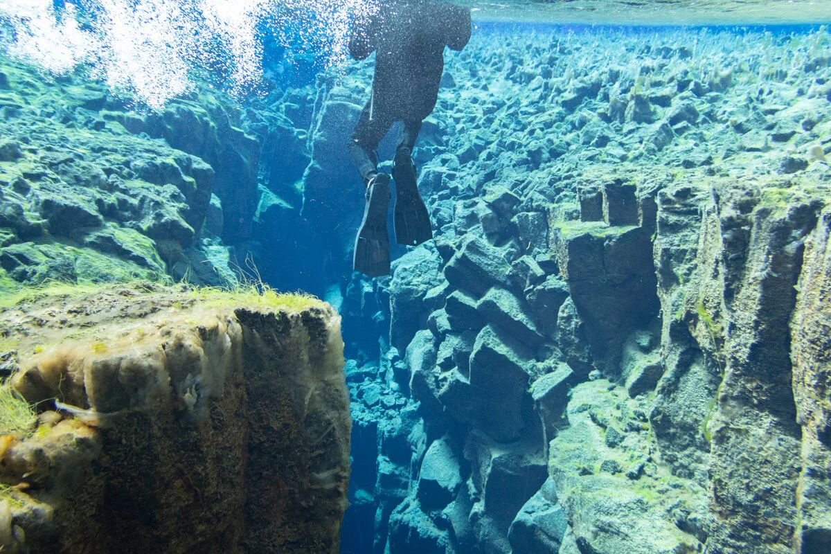 plongeur explorant la faille sous-marine