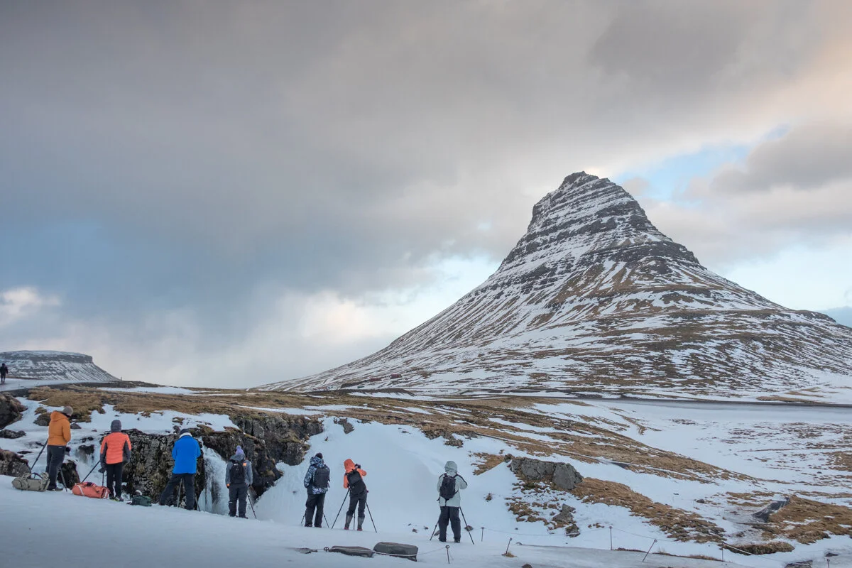 des photographes face à Kirkjufell enneigée