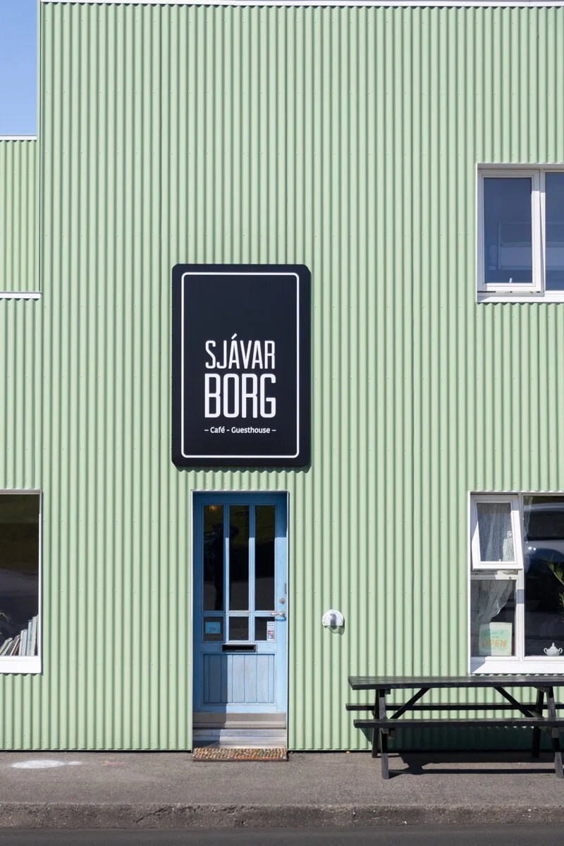 façade verte d'un restaurant avec enseigne "SJÁVAÐ BORG"