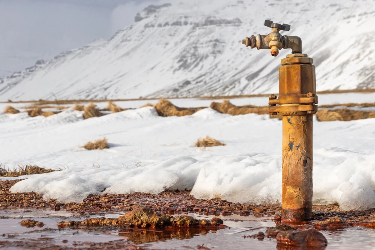 pompe délivrant de l'eau chaude dans un paysage enneigé