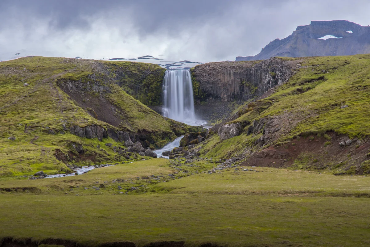 une cascade dans une vallée verdoyante