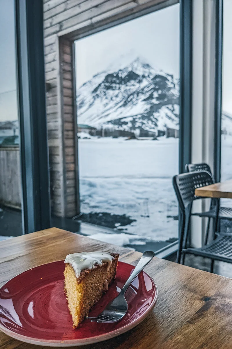 part de gâteau sur assiette avec vue montagneuse en arrière-plan dans le restaurant Stapinn