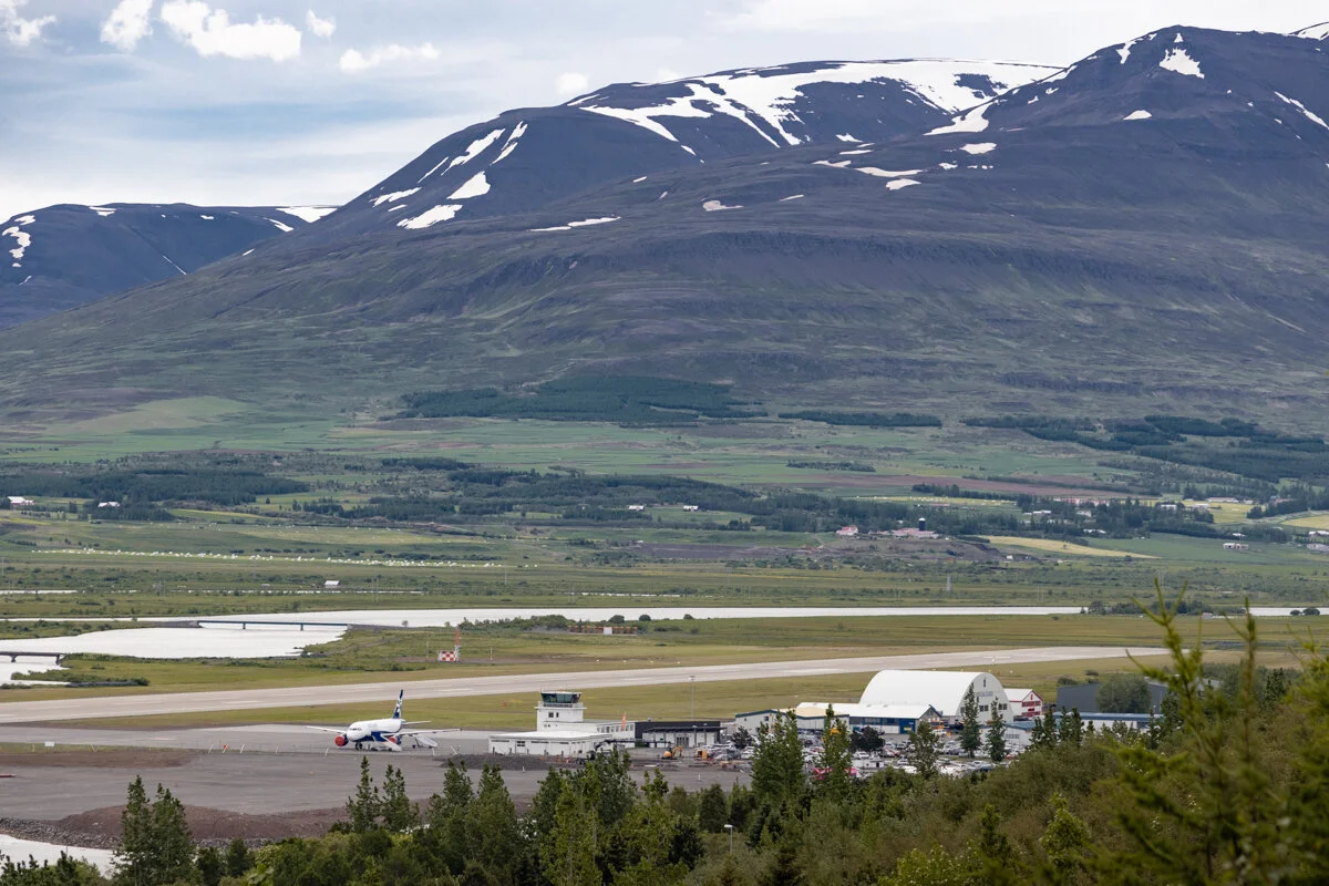 montagne enneigée dominant le petit aéroport d'Akureyri