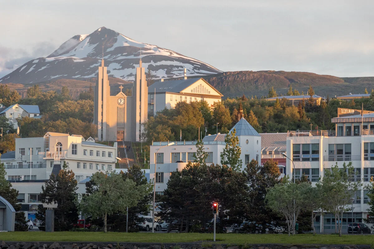une montagne enneigée dominant Akureyri