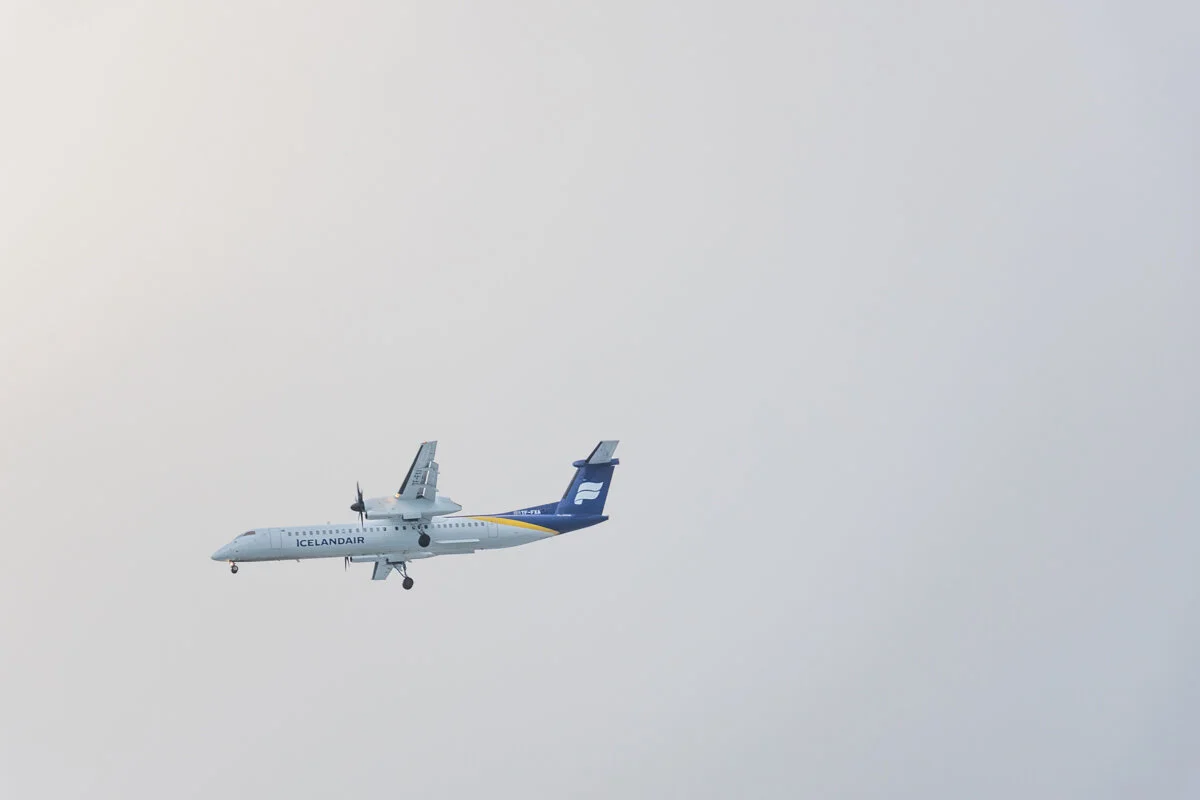 un avion d'Iceland Air en vol dans un ciel nuageux