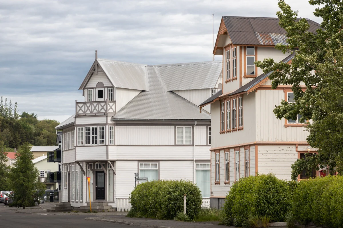 maisons victoriennes blanches avec toitures en pente
