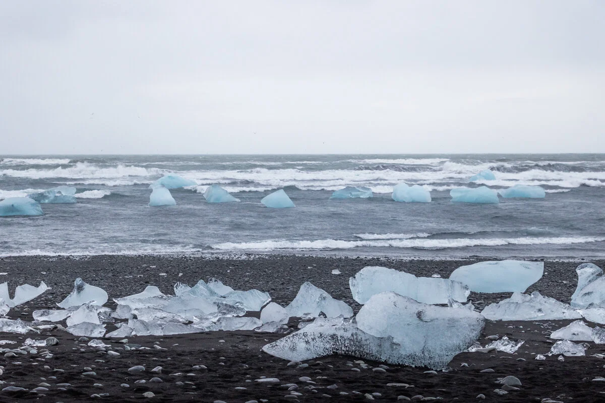 blocs de glace échoués avec l'océan derrière