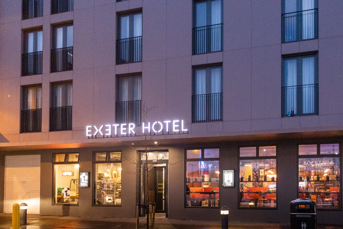 façade de l'hôtel Exeter éclairée