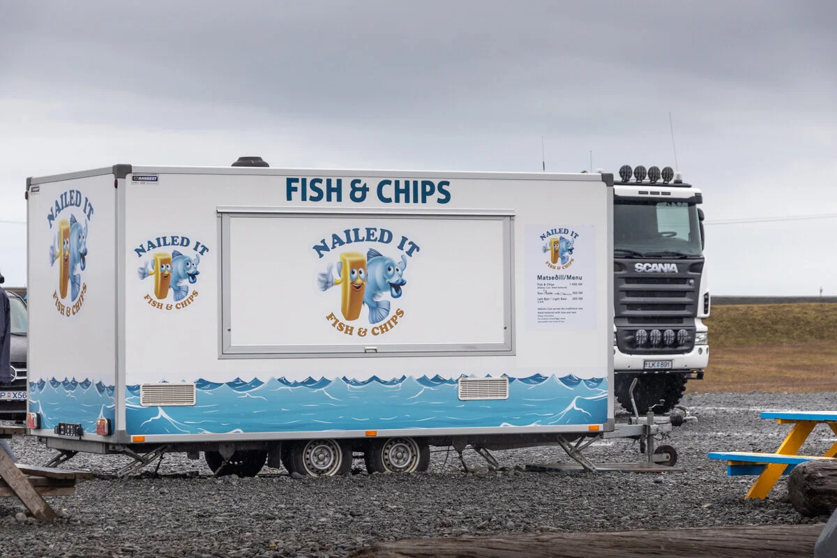 camion food truck blanc et bleu servant du fish and chips