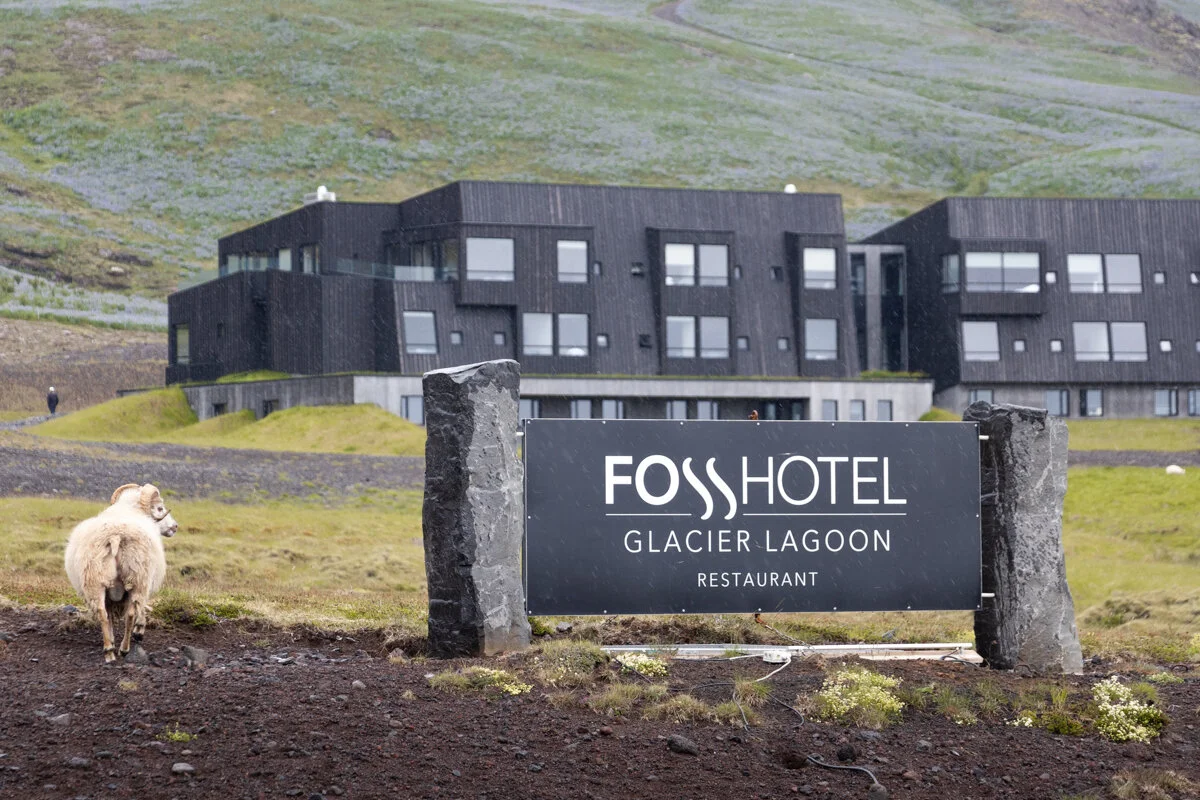 Enseigne du Fosshotel avec le bâtiment derrière