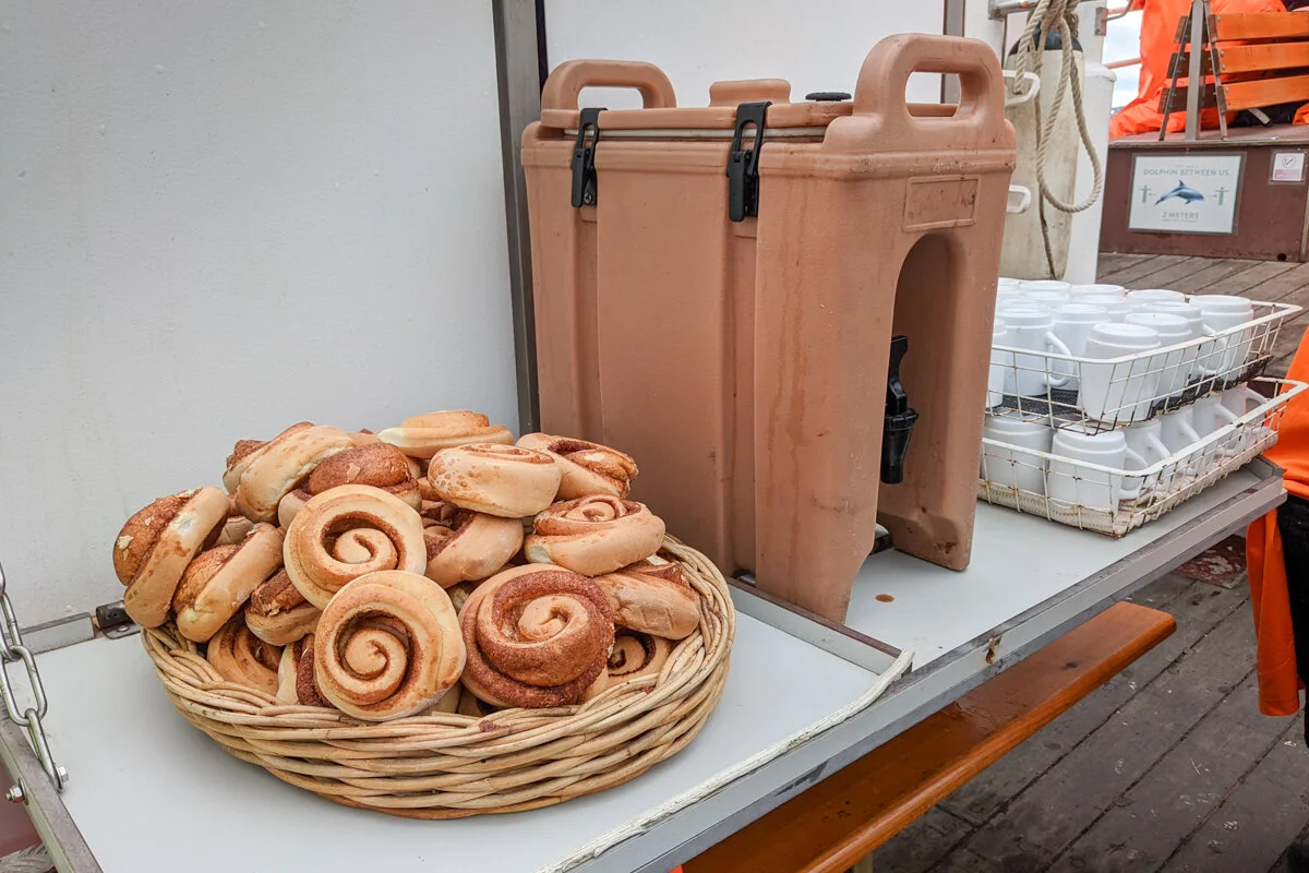 panier de cinnamon rolls sur une petite table