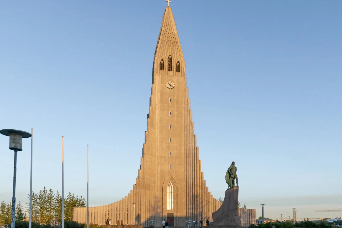 église moderne avec tour pointue en béton