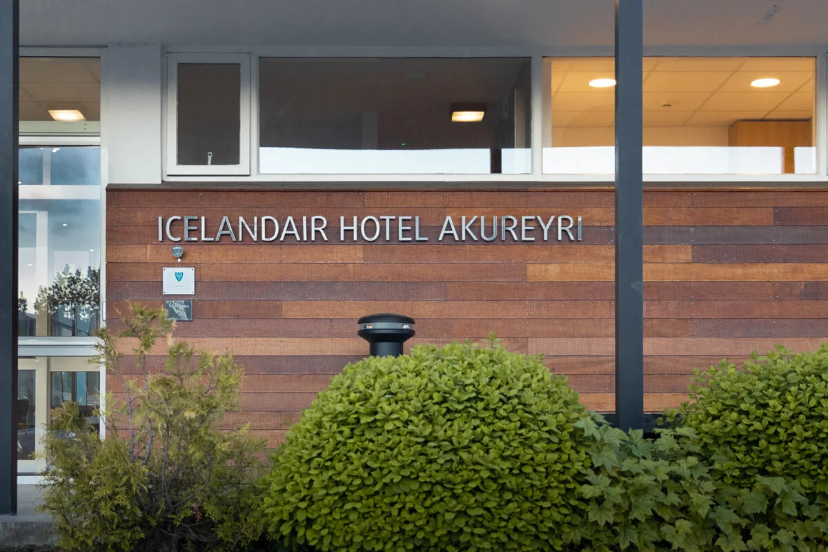 façade d'hôtel Icelandair avec enseigne illuminée et arbustes verts