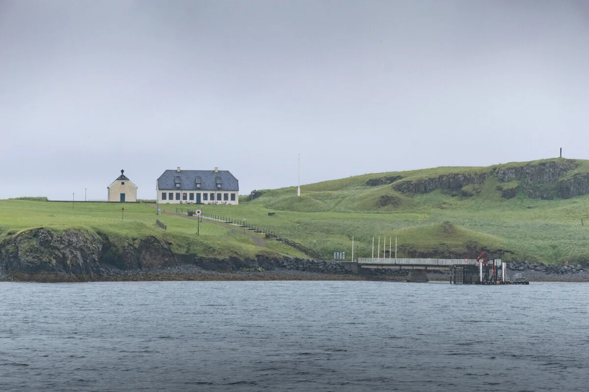 l'île de Videy avec un bâtiment et de la verdure