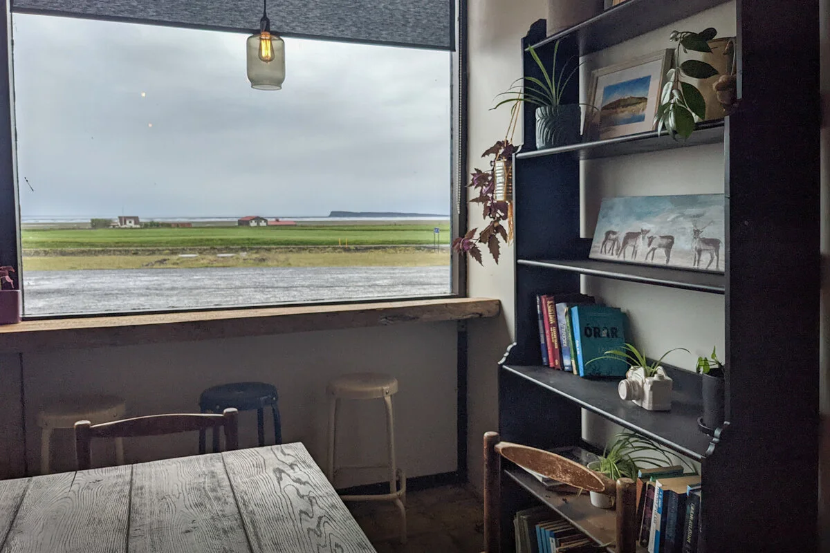 intérieur d'un café avec une fenêtre donnant sur un paysage