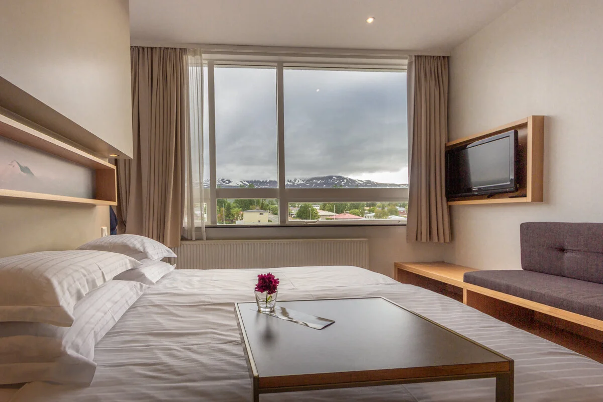 chambre d'hôtel avec lit, télévision et vue panoramique