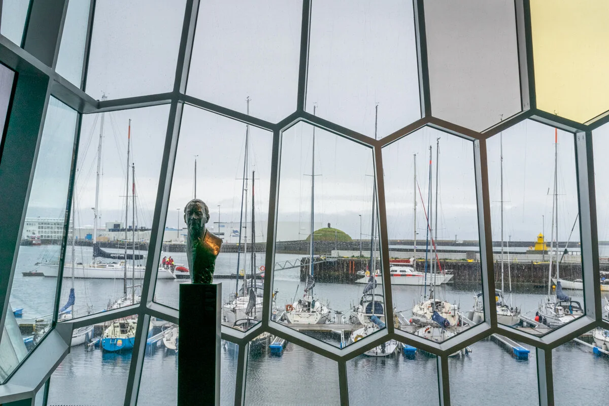 vue sur l'extérieur depuis la baie vitrée du Harpa