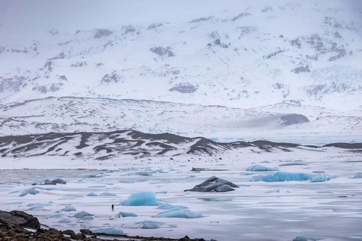 glacier avec lacs glaciaires bleus et montagnes enneigées