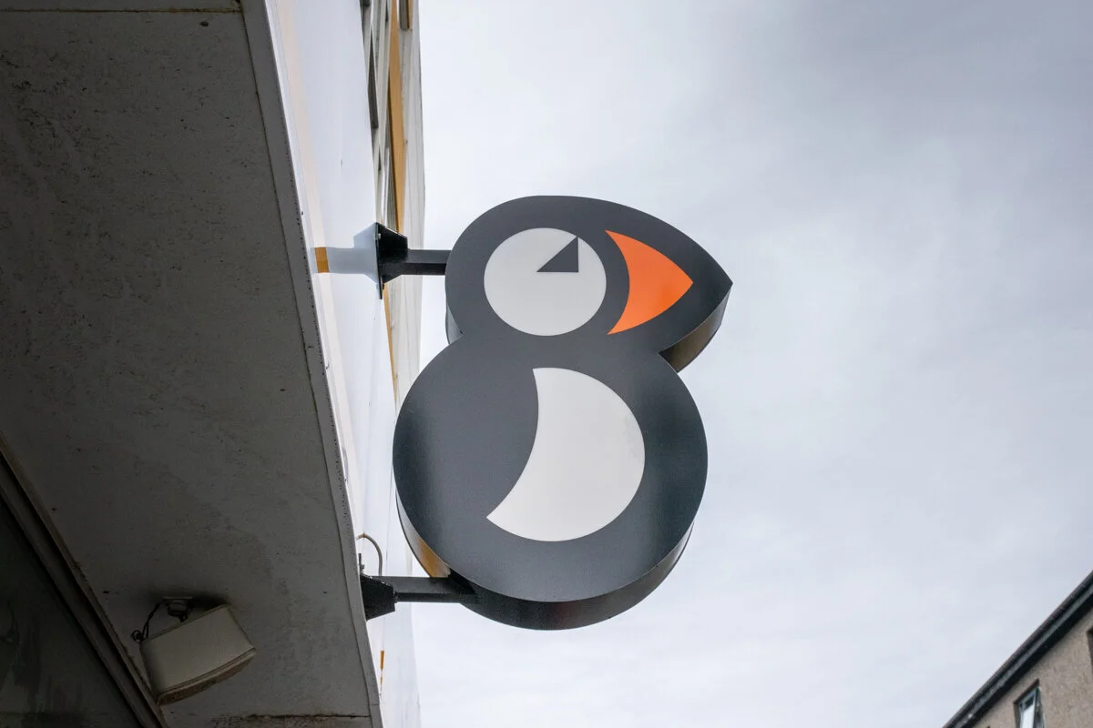 enseigne d'une boutique de souvenirs avec un macareux comme logo