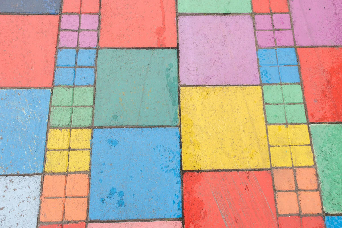 carrelage coloré avec des motifs géométriques sur le sol