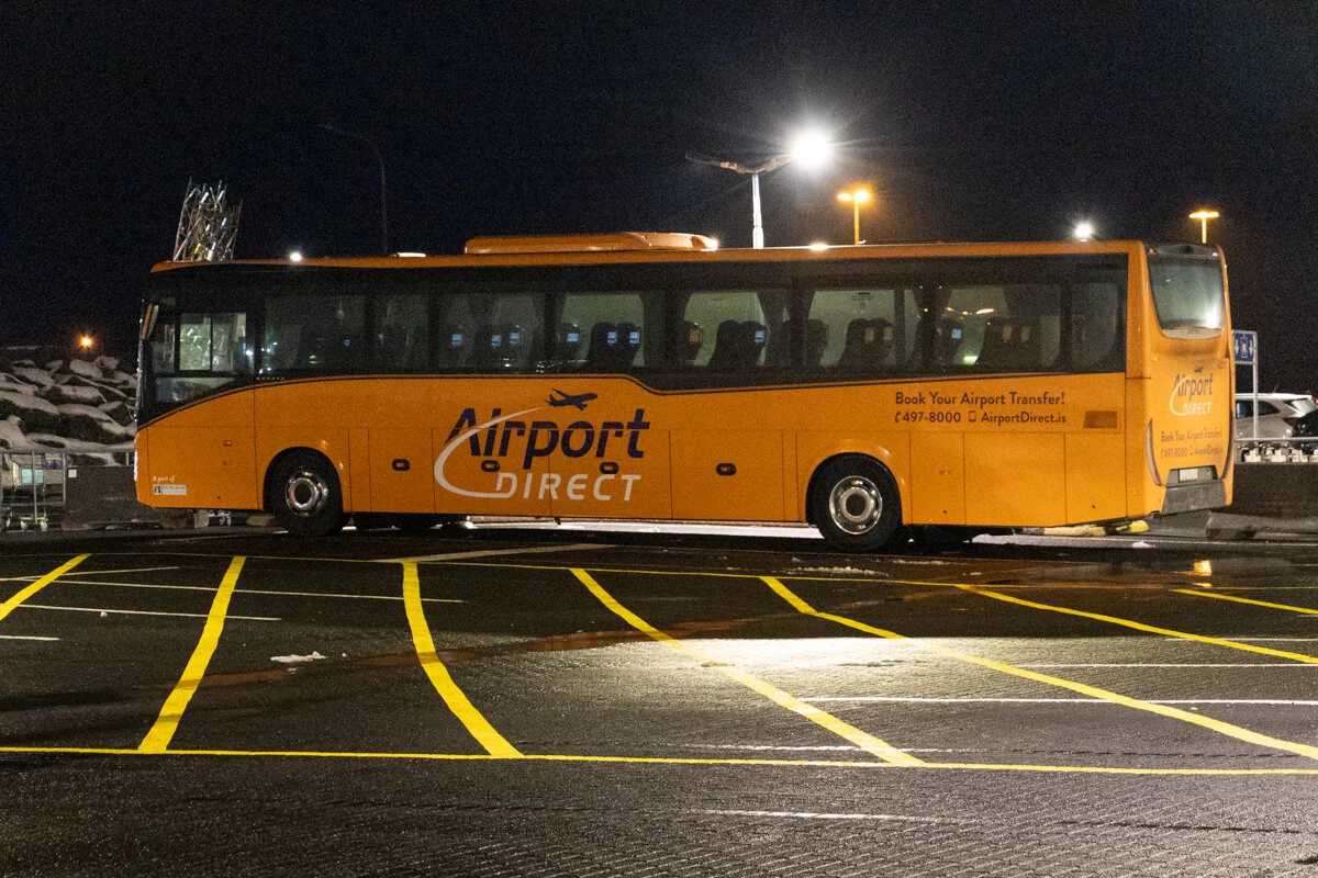 bus jaune de navette d'aéroport garé, la nuit