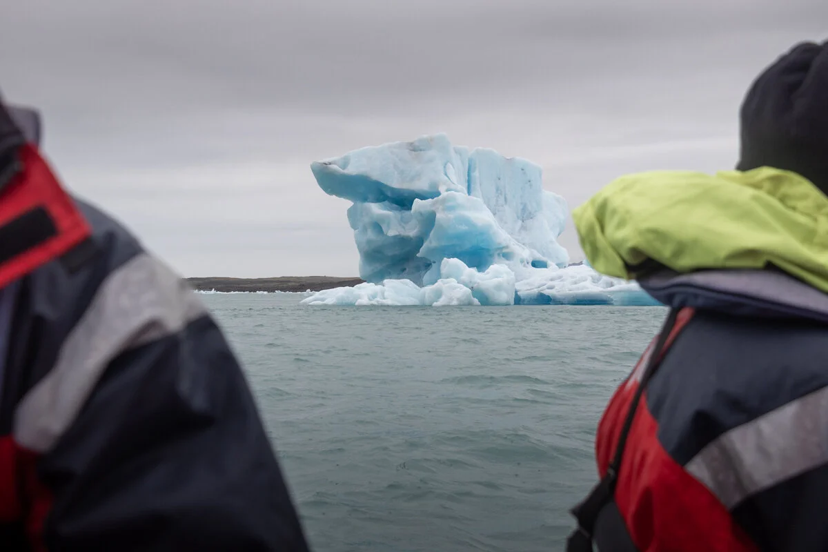 iceberg bleu vu depuis un bateau