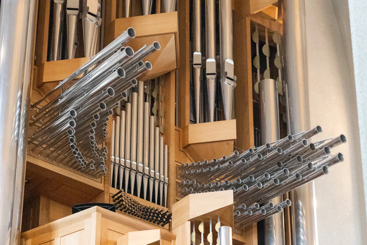 tuyaux d'orgues en bois et métal dans une église