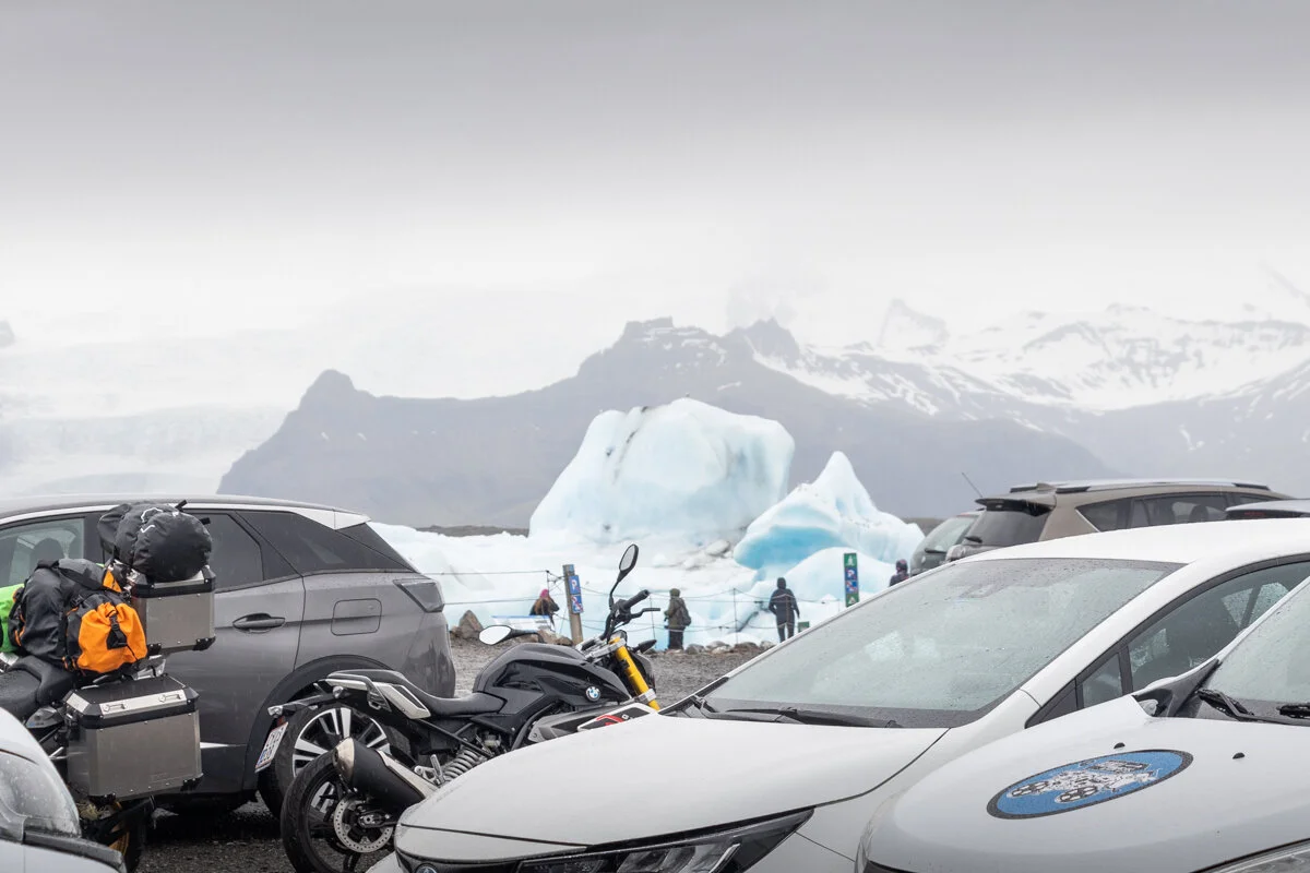 Parking avec des voitures garées et des blocs de glace en arrière plan