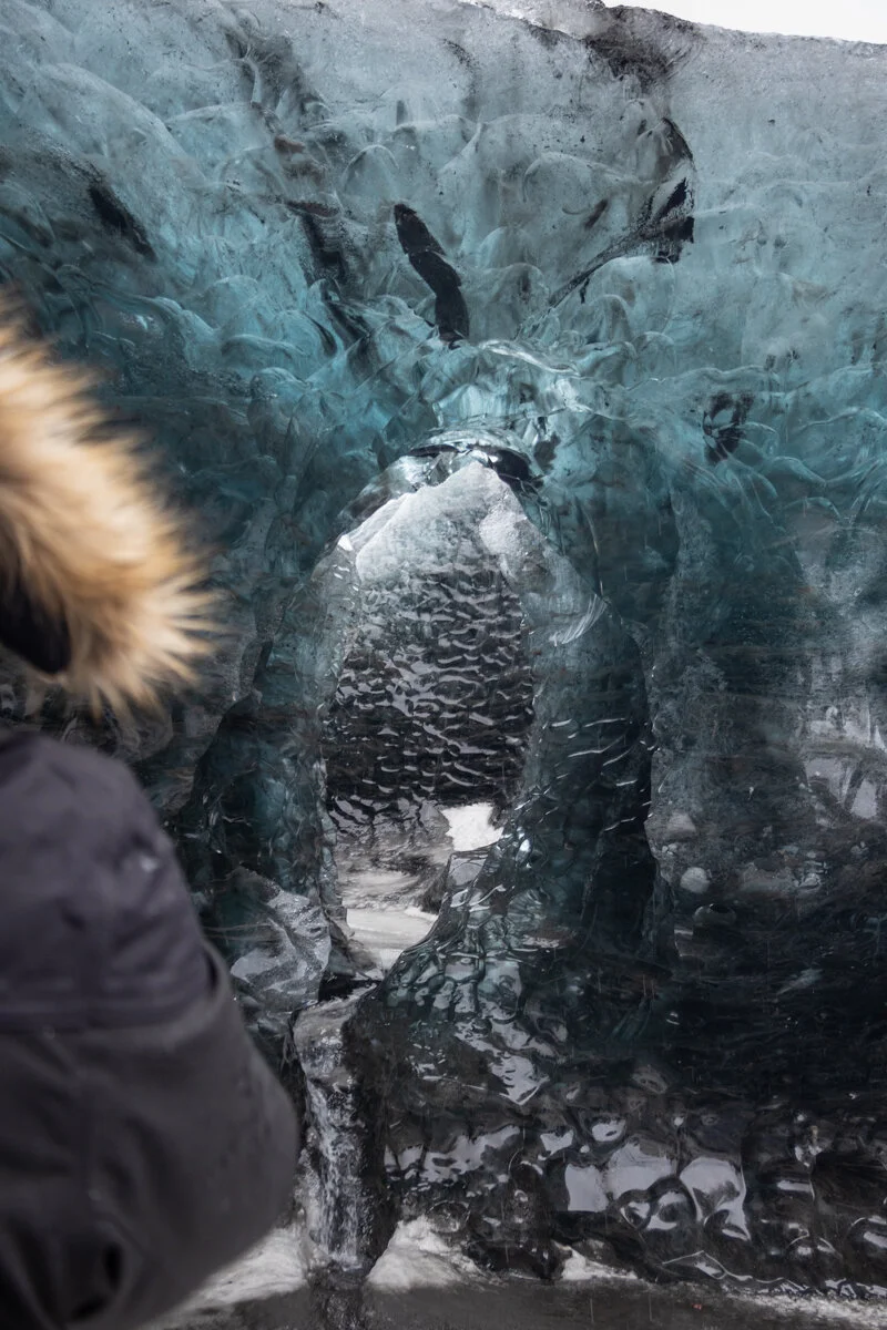 une personne face à une paroi de glace