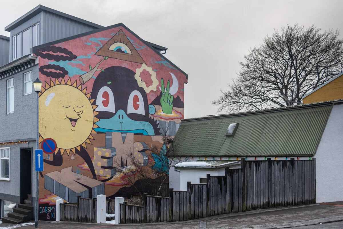 une fresque murale colorée
